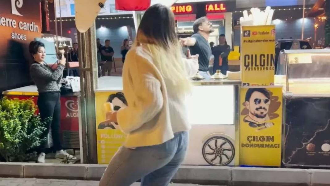 Çılgın Dondurmacı yine skandal dansı ile gündem oldu! Görüntüler sosyal medyada karışıklık yarattı.. - Resim : 2