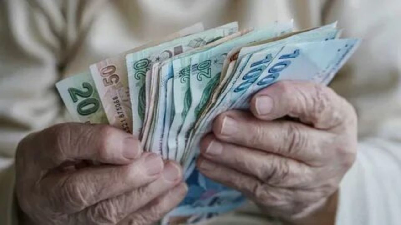 Erdoğan emeklilere müjdeyi verdi: 2023 yılında emekli maaşlarına zam yapılacak