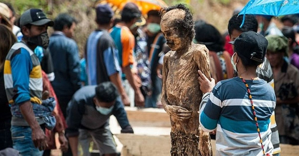 Endonezya’da ürkütücü gelenek: Mezarlar kazılıp cesetler evlere getiriliyor - Resim: 2