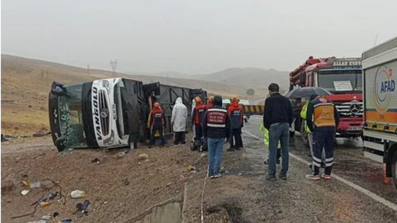 Sivas’ta otobüs kazası: çok sayıda ölü ve yaralı var.. Kaza ile ilgili soruşturma başlatıldı..