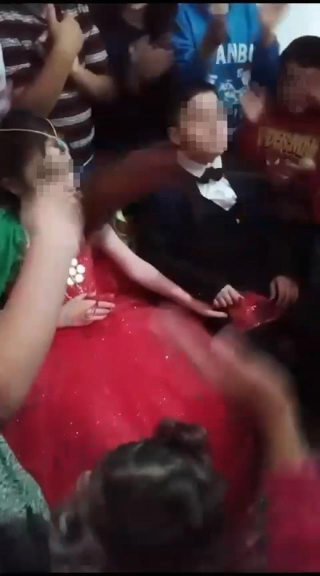 Mardin'de şok edici olay! Kuzen olan 8 ve 9 yaşlarındaki çocuklara nişan töreni yaptılar: Görüntüleri birde sosyal medyada paylaştılar - Resim : 1