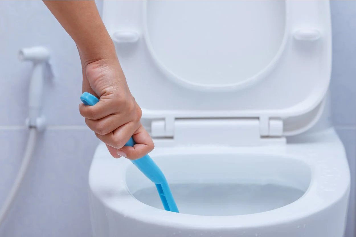 Tuvalette oluşan sarı lekeler nasıl çıkar? Tesisatçılar formülü verdi: Aslında temizliği çok basitmiş! İşte tuvaletinizi bembeyaz yapacak yöntem! - Resim : 1