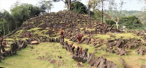 Endonezya'da dünyanın en eski piramidi keşfedildi! Toprağa gömülü olarak bulundu.. - Resim : 1
