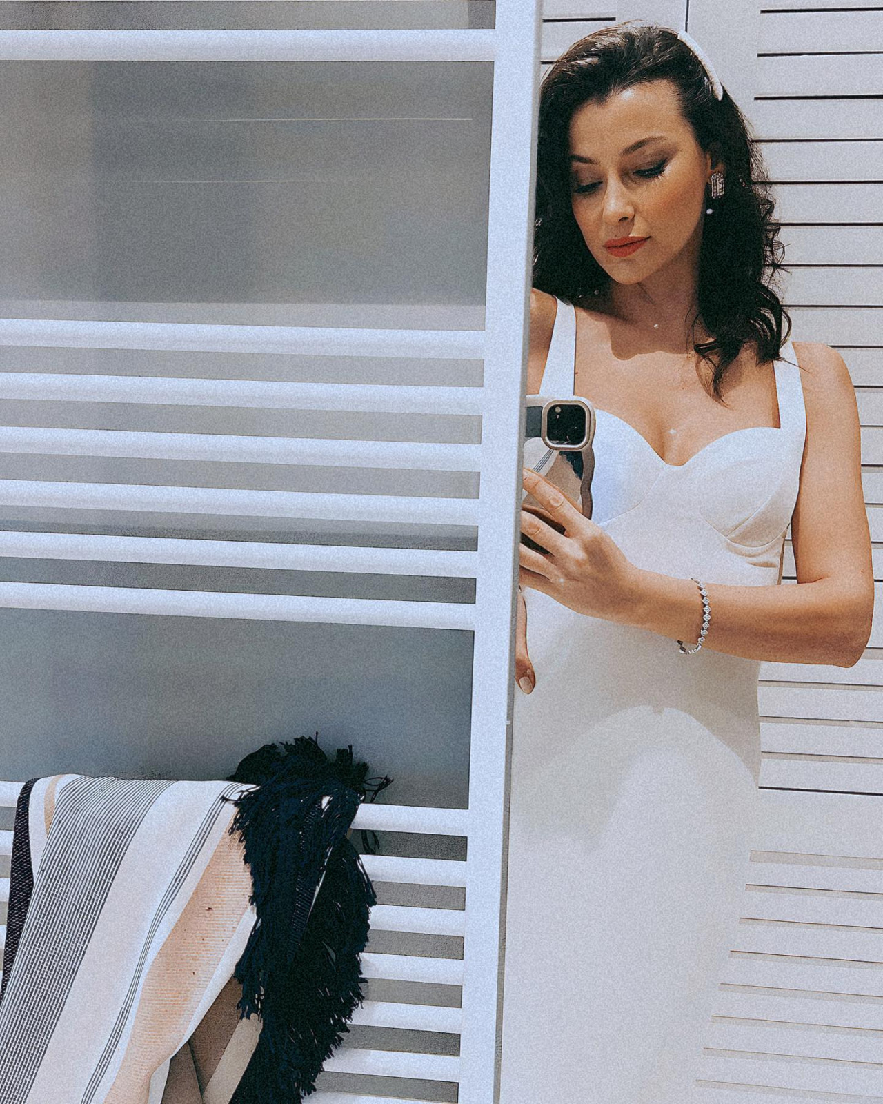 Kızılcık Şerbeti’nin Alev’i Müjde Uzman’dan instagram’a beyaz elbise şov! Verdiği pozlarla sosyal medyayı salladı.. - Resim : 2