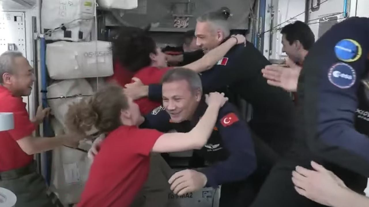Türk astronot Alper Gezeravcı ve ekip arkadaşları, uzay istasyona giriş yaptı