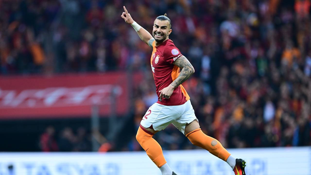 Galatasaray takımının golünü atan Abdülkerim Bardakçı sevincini takım arkadaşlarıyla paylaştı.