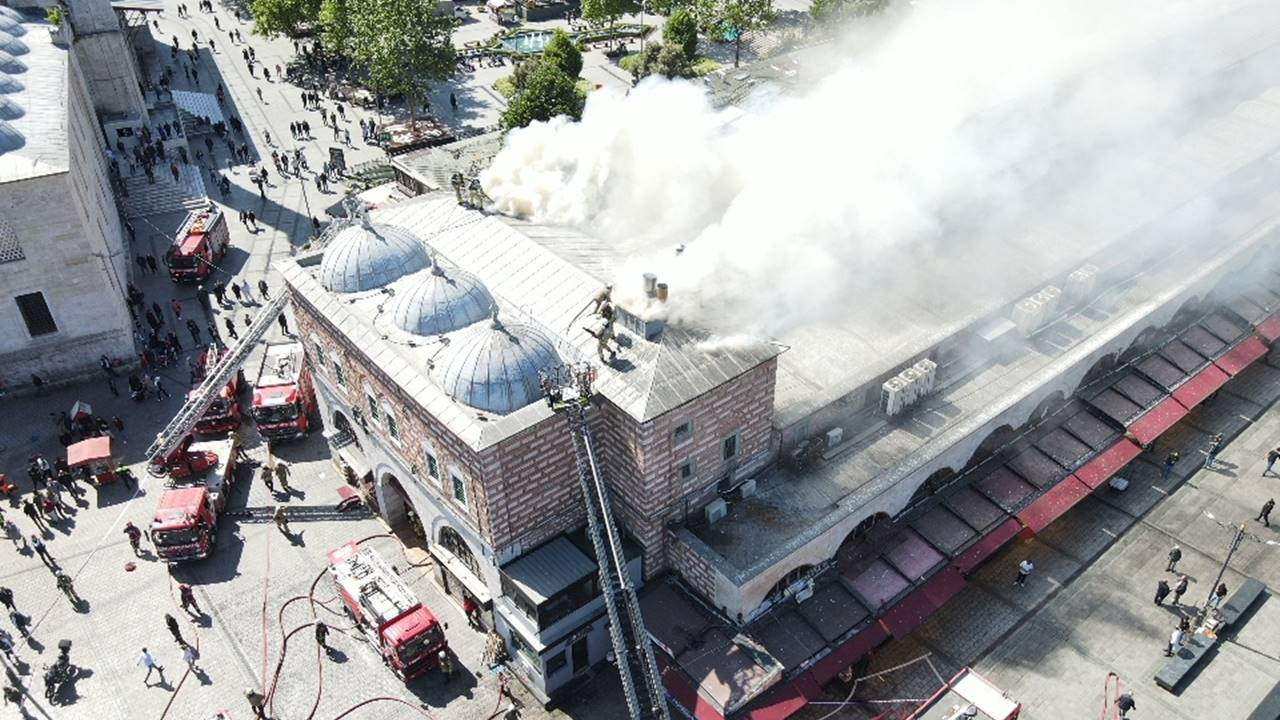 Tarihi Mısır Çarşısı'nın Çatısında Yangın Çıktı - Resim : 1