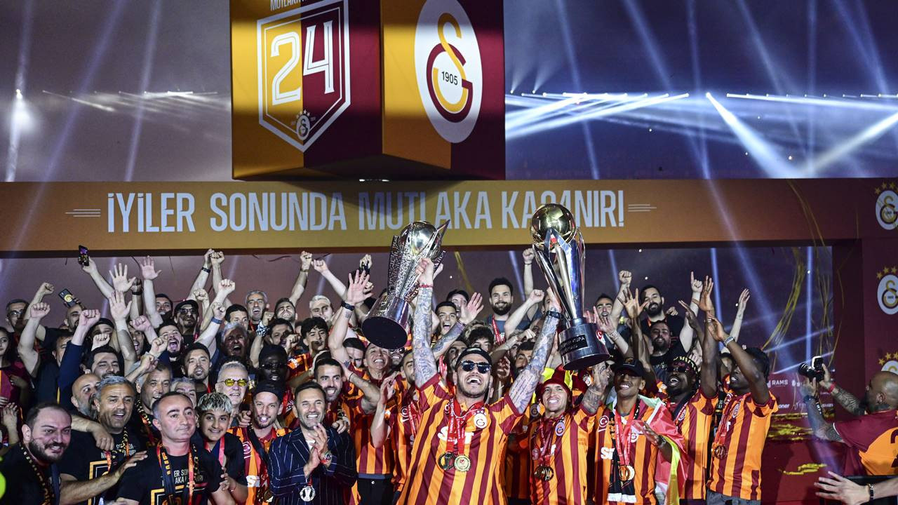 Galatasaray 24. Şampiyonluk Kupasını ve Süper Kupa'yı Törenle Kaldırdı - Resim : 6