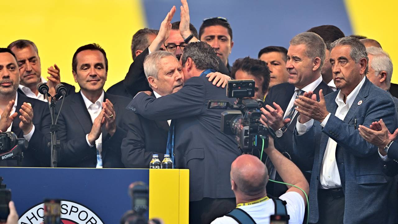 Ali Koç 3. Kez Fenerbahçe Başkanı Seçildi Yıldırım ve Koç Birbirine Sarıldı - Resim : 1