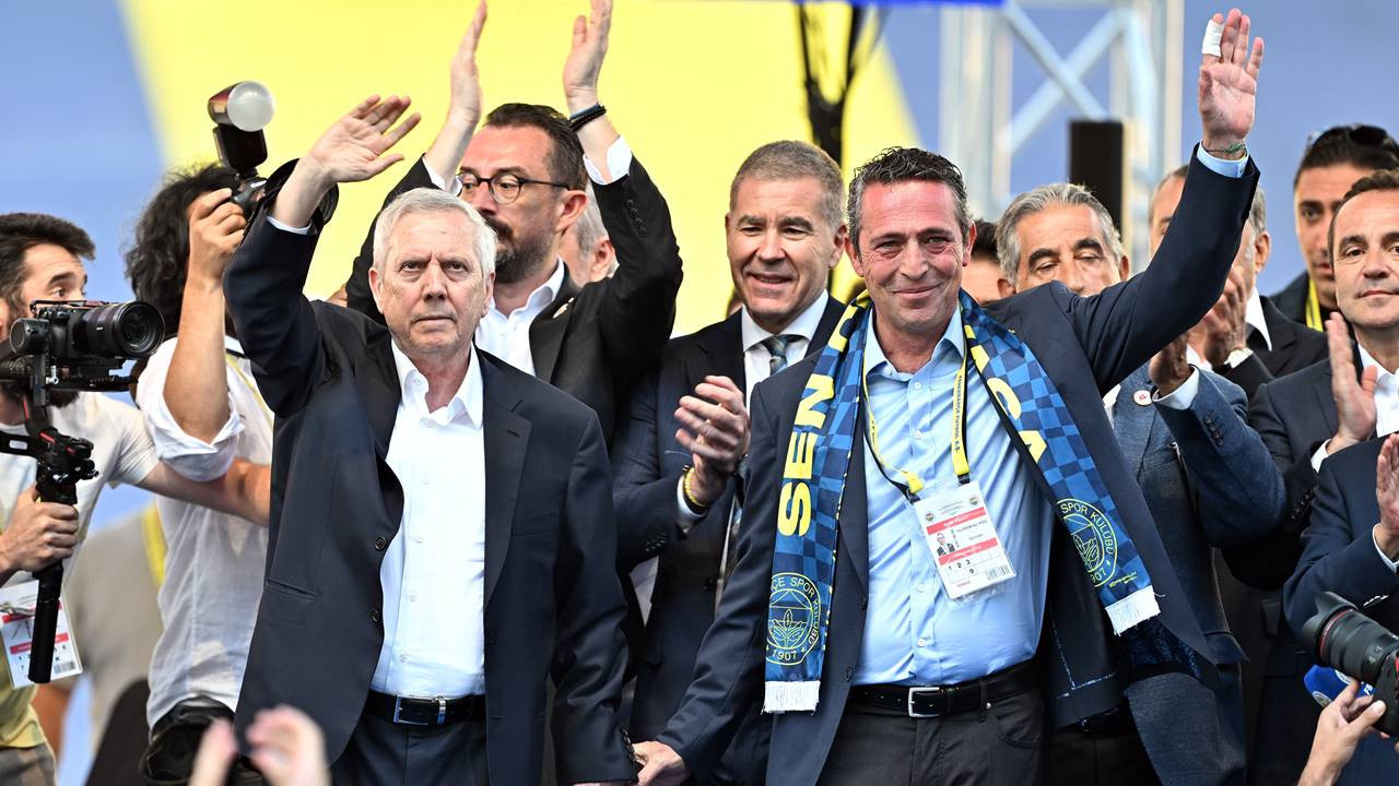 Ali Koç 3. Kez Fenerbahçe Başkanı Seçildi Yıldırım ve Koç Birbirine Sarıldı - Resim : 2
