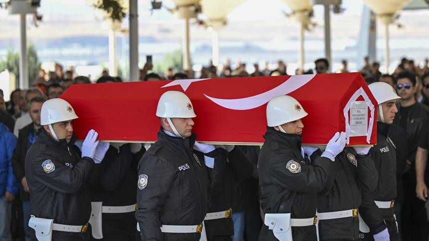 TUSAŞ Şehitlerimiz Gözyaşlarıyla Defnedildi! Aileler Ayakta Zor Durdu - Resim: 1