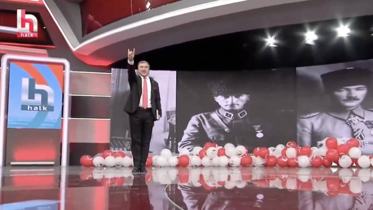 İsmail Küçükkaya’dan Canlı Yayında ‘Bozkurt’ İşareti! Yakın Gör Beni