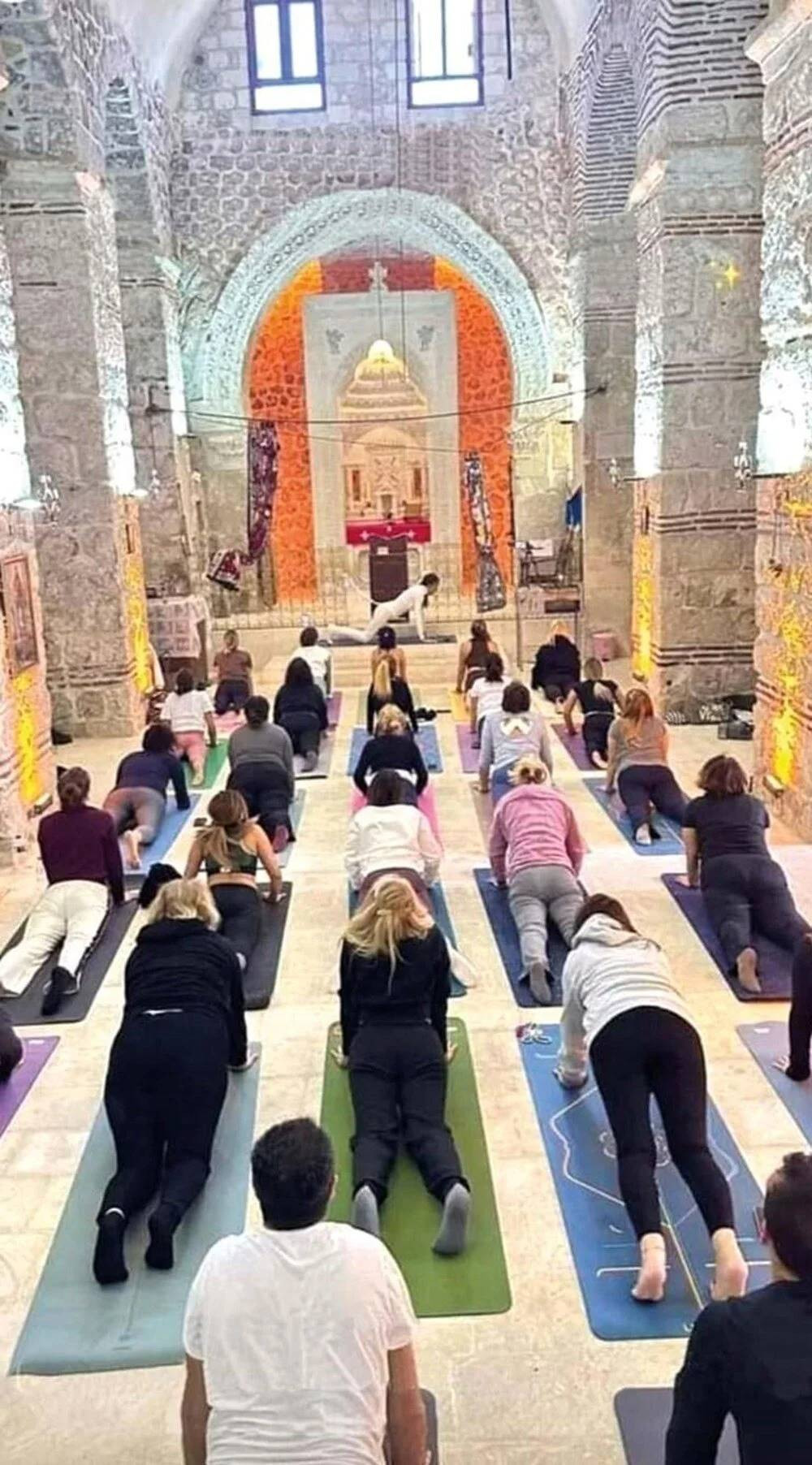 Mardin’de Saygısızlık: Süryani Kilisesinde Yoga Etkinliği Yapıldı Tepki Çekti - Resim : 1