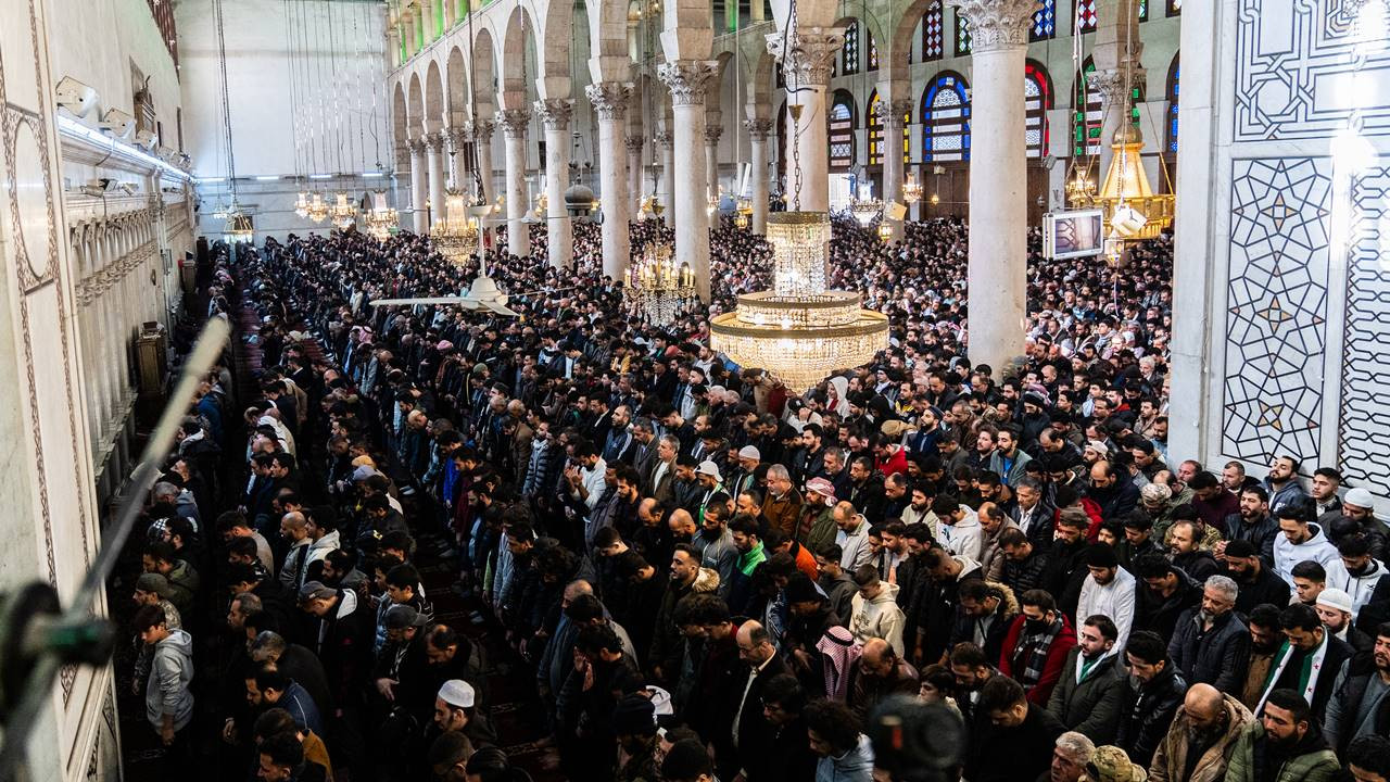 Şam’dan Tarihi Fotoğraflar: Esad Rejiminin Devrilmesinin Ardından Emevi Camisi’nde İlk Cuma Namazı