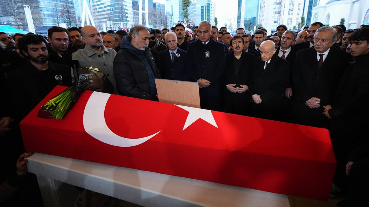 Usta Sanatçı Ferdi Tayfur'a Son Veda... Hayranlarının Omzunda Toprağa Verildi - Resim : 1